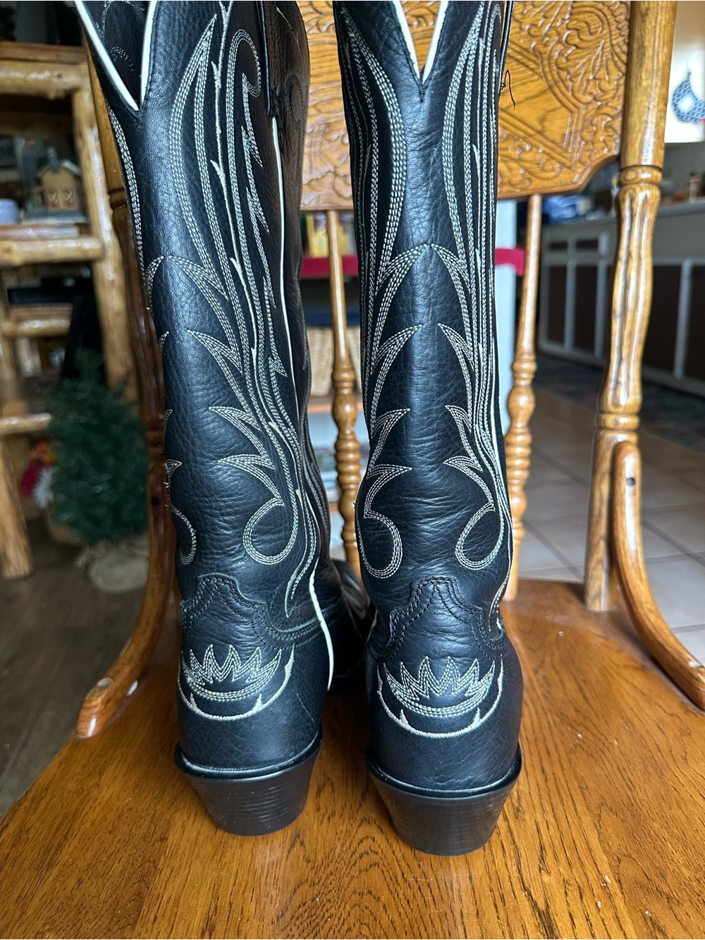 Women’s Ariat Black Embroidered Western Cowboy Boots. - Picture 5 of 6